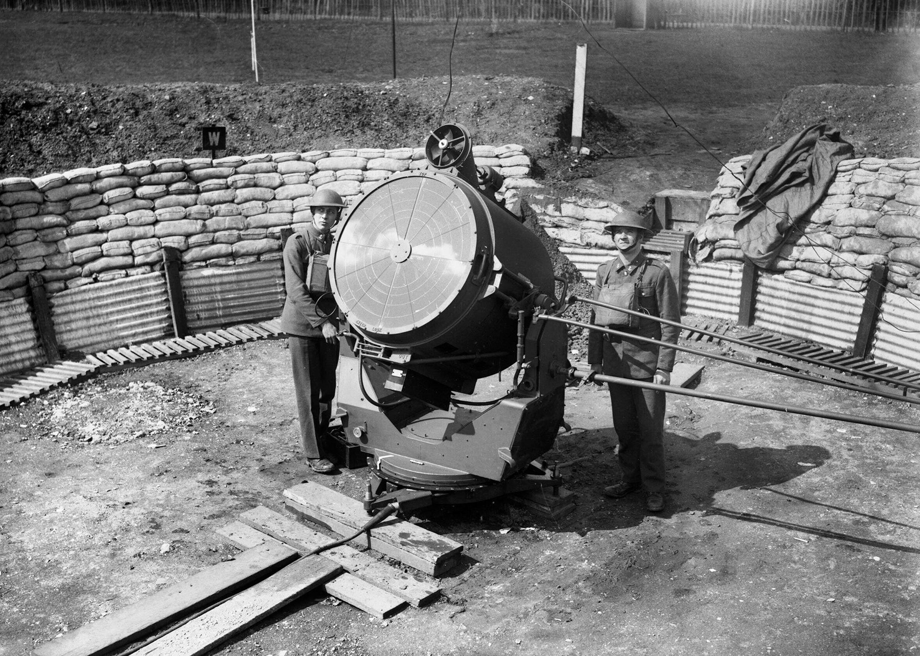 An anti-aircraft searchlight and crew at the Royal Hospital Chelsea, 1940.  © Alamy