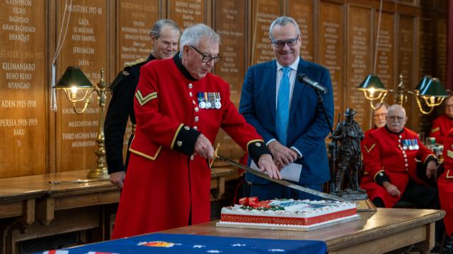 Chelsea Pensioner cuts Christmas cake with ceremonial sword
